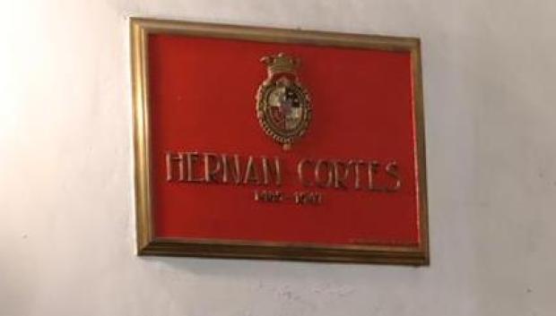 Vista del letrero que indica que allí permanecen los restos de Hernán Cortés en la iglesia de la Inmaculada Concepción, en la Ciudad de México.