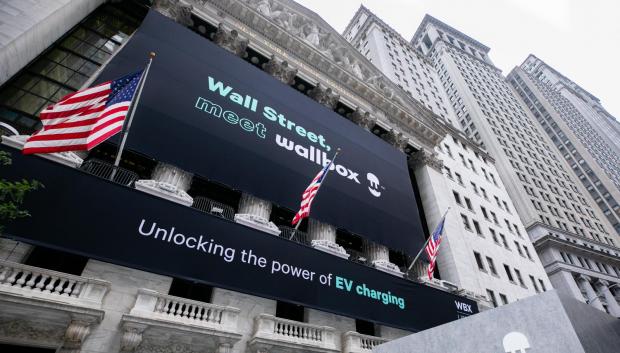 Pantallas del primer día de cotización de Wallbox en el NYSE

The New York Stock Exchange welcomes Wallbox N.V. (NYSE WBX), today, Monday, October 4, 2021, in celebration of its first day trading on the NYSE. To honor the occasion, co-founders, Enric Asunción, CEO and Eduard Castañeda, CPO, joined by Chris Taylor, Vice President, NYSE Listings and Services, rings The Closing Bell®. 

Photo Credit: NYSE