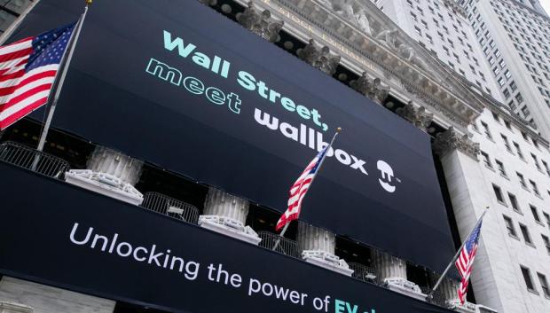 Pantallas del primer día de cotización de Wallbox en el NYSE

The New York Stock Exchange welcomes Wallbox N.V. (NYSE WBX), today, Monday, October 4, 2021, in celebration of its first day trading on the NYSE. To honor the occasion, co-founders, Enric Asunción, CEO and Eduard Castañeda, CPO, joined by Chris Taylor, Vice President, NYSE Listings and Services, rings The Closing Bell®. 

Photo Credit: NYSE
