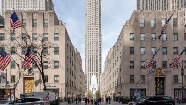 Escultura «Behind the walls», de Jaume Plensa, frente al edificio Rockefeller, en Nueva York, en 2018