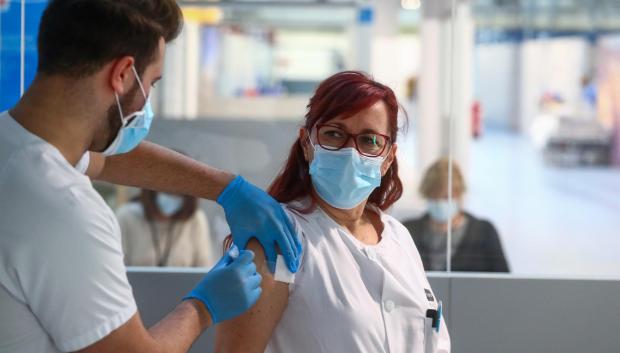 Mujer recibiendo la vacuna Pfizer-BioNTech