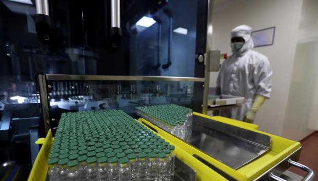 Viales de una vacuna contra la COVID-19 en un laboratorio