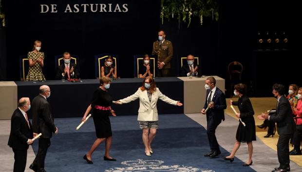 -FOTODELDÍA- OVIEDO, 22/10/2021.- Varios de los galardonados durante la ceremonia de entrega de los Premios Princesa de Asturias, celebrada este viernes en el Teatro Campoamor de Oviedo. EFE/Eloy Alonso