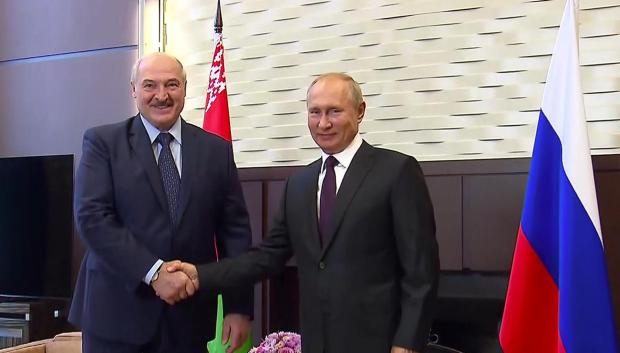 El presidente Vladimir Putin, a la derecha, y el presidente bielorruso Alexander Lukashenko