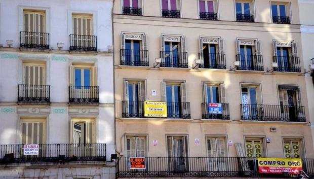 Carteles de alquiler en un edificio de Barcelona