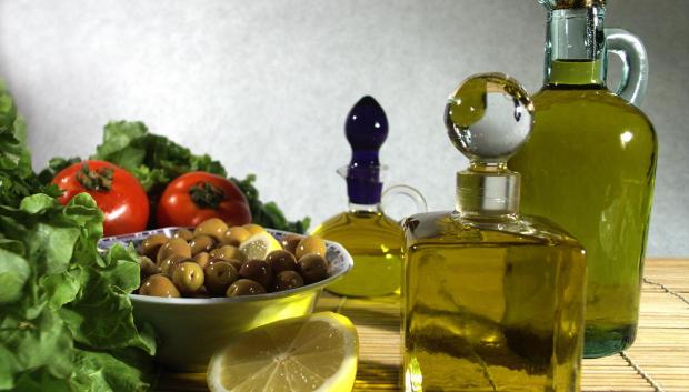 El aceite de oliva se obtiene del fruto del olivo y es parte de nuestra gastronomía