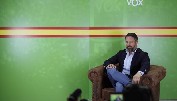Santiago Abascal, mirando a cámara durante la entrevista para El Debate.