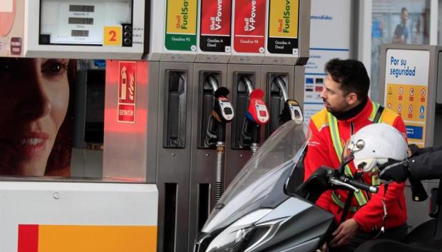 Un trabajador dispensa gasolina de un surtidor este viernes en Madrid
