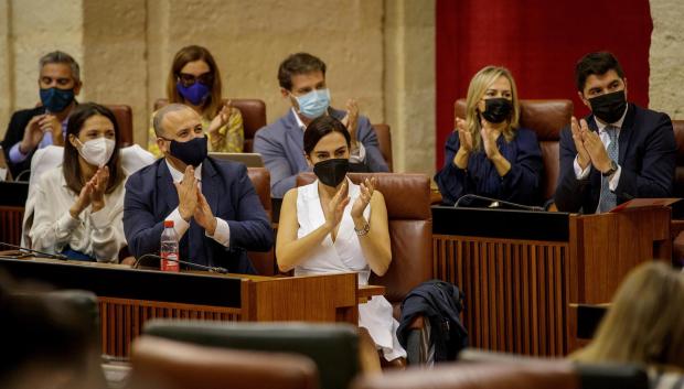 La portavoz de Ciudadanos, Teresa Pardo (c), aplaude junto a los diputados de su grupo durante la segunda sesión del debate sobre el estado de la comunidad, en el Parlamento de Sevilla