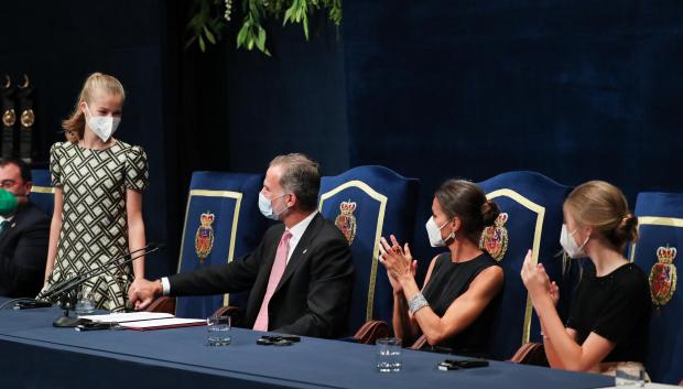 El Rey Felipe da la enhorabuena a la Princesa Leonor tras su discurso en los Premios Princesa de Asturias 2021