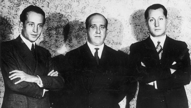 Ruiz de Alda (centro) junto a Valdecasas y Primo de Rivera, en el mitin fundacional de Falange en el Teatro de la Comedia de Madrid, el 29 de octubre de 1933.