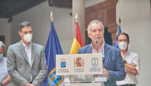 El presidente de Canarias, Ángel Víctor Torres ; el presidente del Gobierno, Pedro Sánchez y el presidente del Cabildo de La Palma, Mariano Hernández Zapata