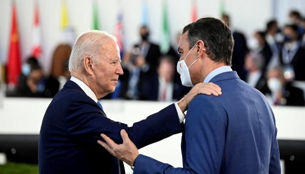 El presidente de Estados Unidos, Joe Biden, junto a Pedro Sánchez en el G-20
