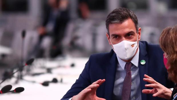 El presidente del gobierno Pedro Sánchez, junto a Teresa Ribera