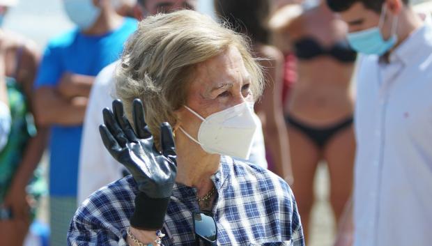 Doña Sofía recogiendo residuos en una playa malagueña.