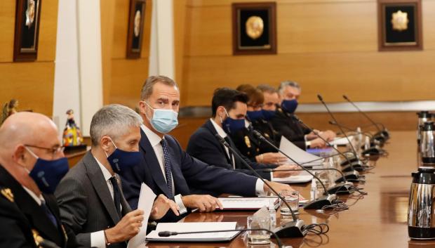 Felipe VI, acompañado por el ministro de Interior, Grande-Marlaska, y el secretario de Estado de Seguridad, participa en la reunión con la Junta de Gobierno de la Policía Nacional.