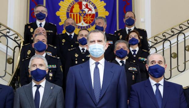 El rey Felipe VI (c), posa para una foto de grupo junto a (de izq a der) el secretario de Estado de Seguridad, Rafael Pérez; el ministro de Interior, Fernando Grande-Marlaska; el director general de la Policía Nacional, Francisco Pardo, y el director adjunto operativo de la Policía Nacional, José Ángel González, tras participar en una reunión con la Junta de Gobierno de la Policía Nacional, este jueves, en Madri