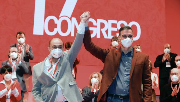 Pedro Sánchez y Javier Lambán en el Congreso celebrado este sábado en Zaragoza.