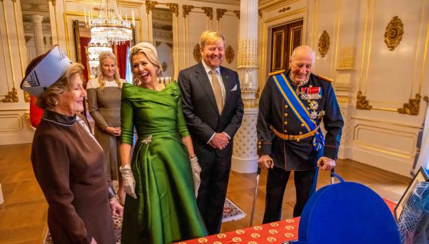 King Willem-Alexander and Queen Maxima of The Netherlands are welcomed at the Royal Palace by King Harald, Queen Sonja, Crown Prince Haakon and Crown Princess Mette-Marit with an official welcome ceremony in Oslo, Norway, 9 November 2021. The Dutch King and Queen are in Norway for a three day state visit. Photo: Robin Utrecht  *** Local Caption *** .