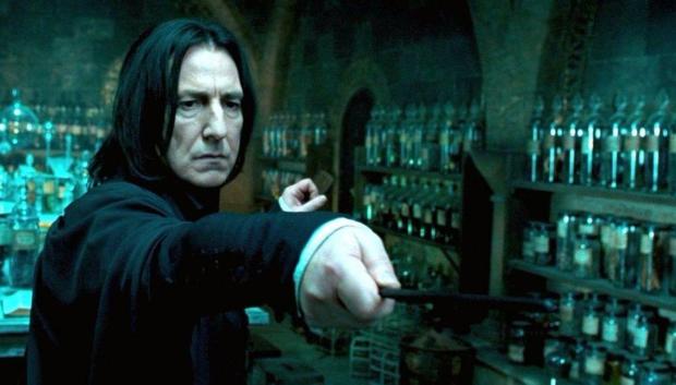 Si eres fan de la saga, sabrás qué esconde en realidad Severus Snape. Los únicos que, en su momento lo sabían (cuando ni siquiera se habían publicado los dos últimos libros en los que se revela el misterio) eran su autora y Alan Rickman, que interpretaba el personaje. Rowling le contó en primicia las intenciones de Snape para que pudiese realizar la mejor interpretación posible. Cabe destacar, además, que eligió personalmente al actor para el papel, al igual que sucedió con Albus Dumbledore y Rubeus Hagrid. De hecho, Richard Harris, que dio vida al director, aceptó encarnarle porque su nieta le dijo que, de no hacerlo, no le hablaría más.