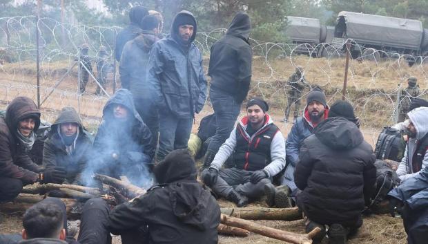 Otro grupo de inmigrantes en la frontera entre Polonia y Bielorrusia