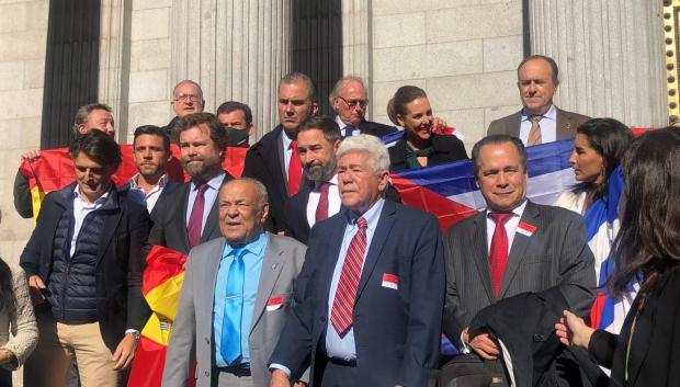El preso político de la dictadura castrista Ángel de Fana, junto a representantes del Vox a los pies de la Cámara Baja en Madrid.