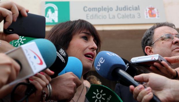 Juana Rivas atiende a los medios durante el juicio contra ella en 2018