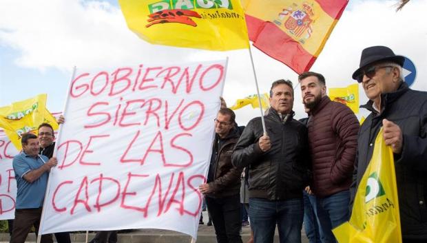 Colectivos de agricultores durante la protesta frente a centros logísticos de Lidl en Málaga