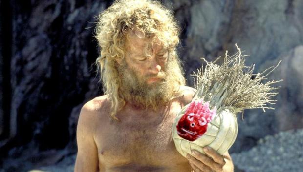 Tom Hanks con la pelota Wilson, la única compañía de su personaje en 'Náufrago'