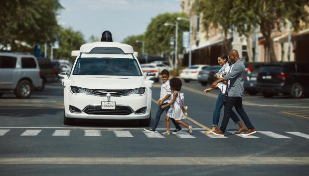 Uno de los vehículos autónomos de Waymo (Google) circulando por las calles