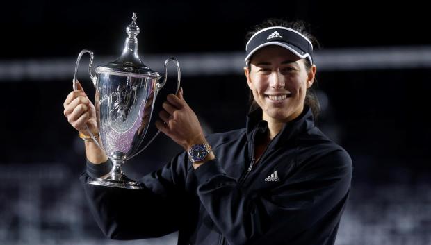La española Garbiñe Muguruza posa con el trofeo de campeona del torneo de la Akron WTA Finals