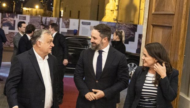 De izquierda a derecha, el primer ministro húngaro, el líder de Vox y la ministra húngara de Familia.