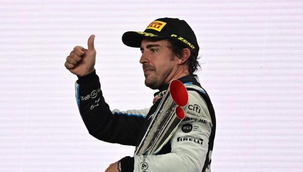 El piloto español Fernando Alonso con el trofeo del tercer puesto del GP de Qatar