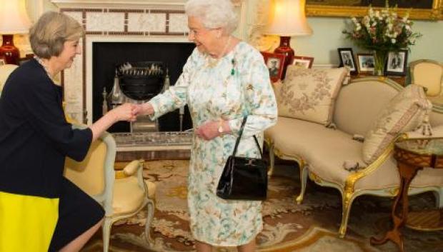 La Reina Isabel II, en una recepción a Theresa May