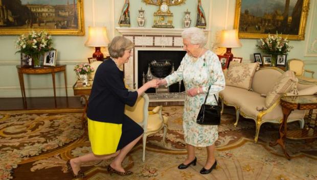La Reina Isabel II, en una recepción a Theresa May
