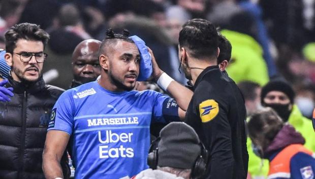 Dimitri Payet recibió el impacto de una botella de agua en la cabeza en el partido Lyon-Marsella