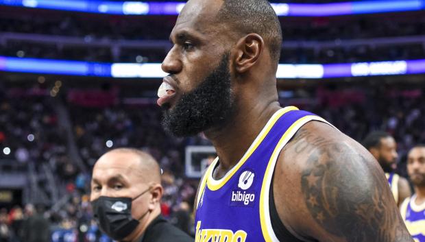 Segundo partido en la carrera de LeBron en la que termina expulsado antes de cometer las seis faltas personales