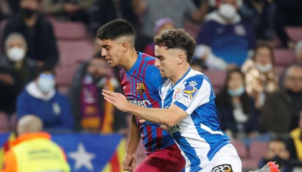 Ilias Akhomach debutó con 17 años con el primer equipo del Barcelona en un derbi