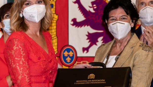 Celaá le entrega a Pilar Alegría la cartera de Educación