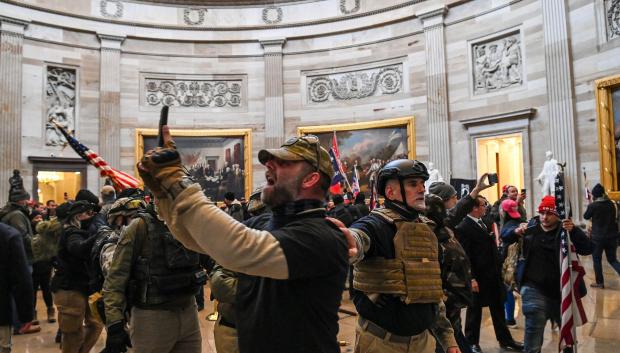 El asalto al Capitolio del 6 de enero de 2021; los asaltantes, armados.