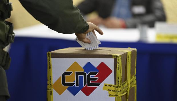 Un miembro de la Guardia Nacional Bolivariana emite su voto en Caracas