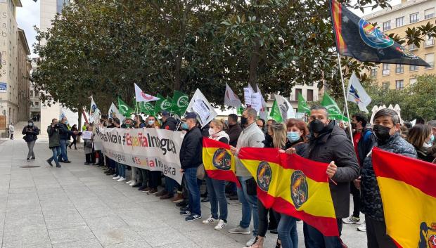Manifestantes frente a la delegación del Gobierno en Aragón