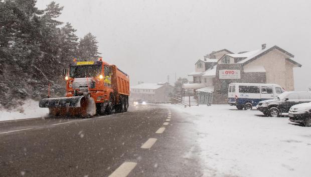 Una máquina quitanieves quita la nieve de las carreteras del Puerto de Navacerrada