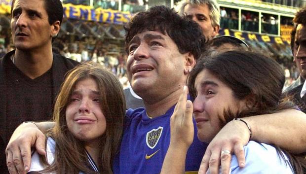 Diego Maradona junto a sus hijas Dalma Nerea y Giannina Dinora en La Bombonera en Buenos Aires