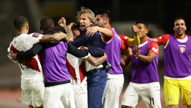 Jugadores de Perú celebran un gol con su técnico Ricardo Gareca, que les pone de momento quintos de su grupo