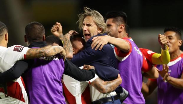 Jugadores de Perú celebran un gol con su técnico Ricardo Gareca, que les pone de momento quintos de su grupo