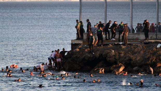 Inmigrantes tratan de alcanzar la playa del Tarajal, el 17 de mayo de 2021, en Ceuta (España)