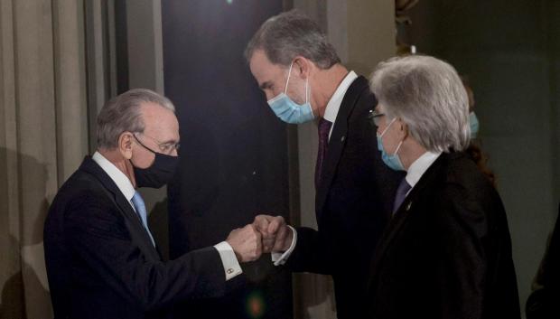 El Rey Felipe VI saluda al presidente de la Fundación La Caixa, Isidré Fainé, en presencia del Presidente de Foment Josep Sánchez Llibre
