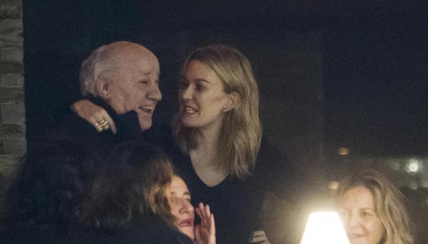 Amancio Ortega y su hija Marta se abrazan en el concurso hípico de Casas Novas