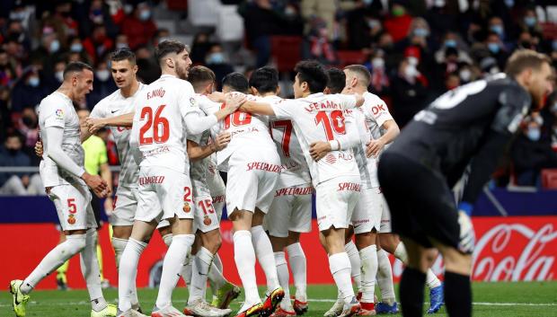 Los jugadores del Mallorca celebran el gol de su compañero Russo